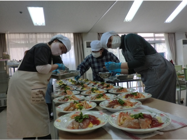 職員が心を込めて盛付け♡