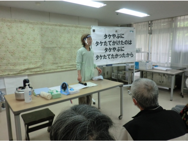 舌をグルっと回します