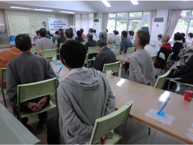 背筋を伸ばして行います