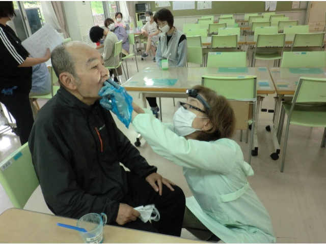 口の中を確認していただきます