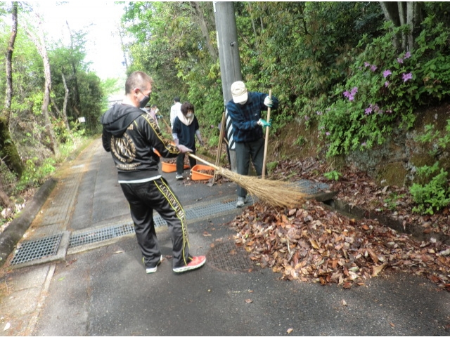 箒で掃いてまとめます
