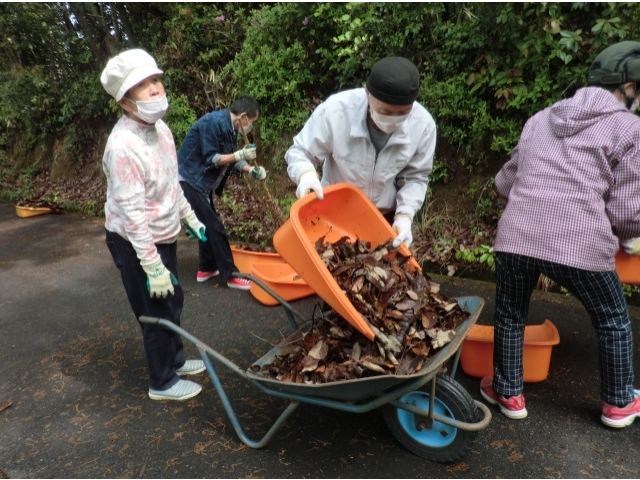一輪車やリヤカーに乗せて
