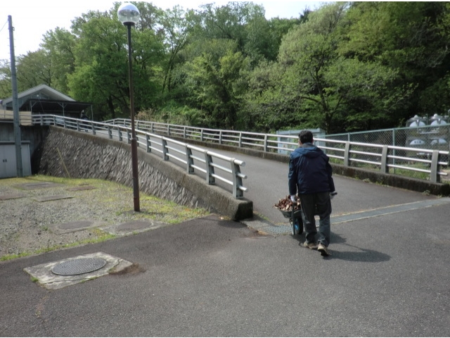 寮内の坂道を上って