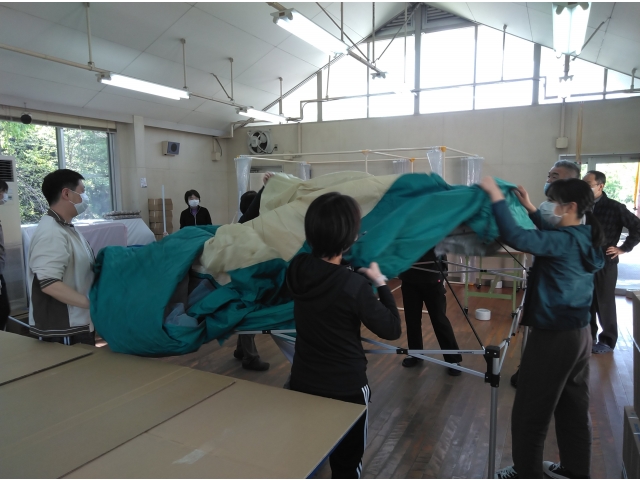 骨組みにテントをかぶせます。