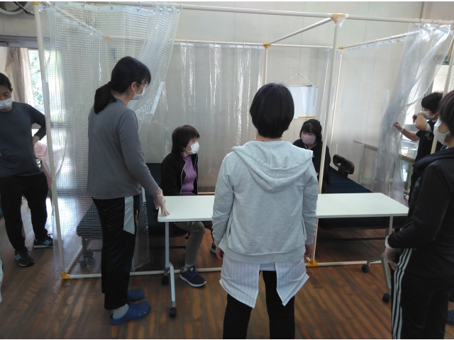 食卓の位置を話し合っています。