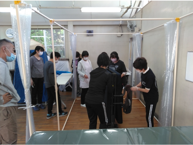 仕切り内にベッドを設置します。