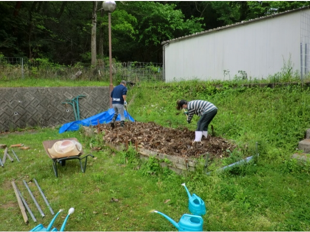 畑の手前の一角に落ち葉の入った土を集めて耕します。