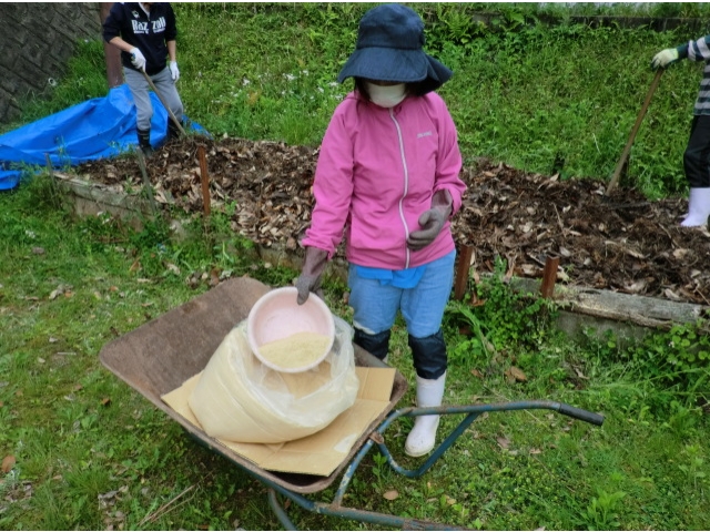 土にかける米ぬかです。