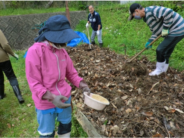 土にかけます。