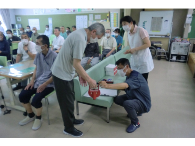 続いて握力を測ります