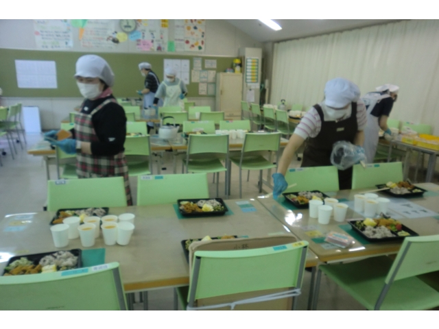 職員が盛り付け