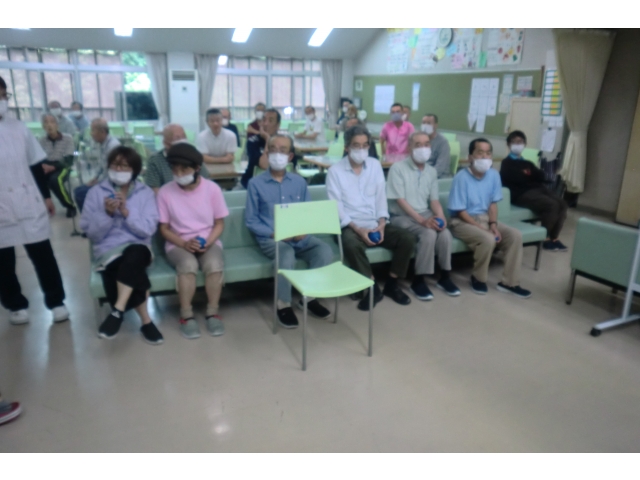 青組は様子を見に来ていた女性の利用者さんも参戦です