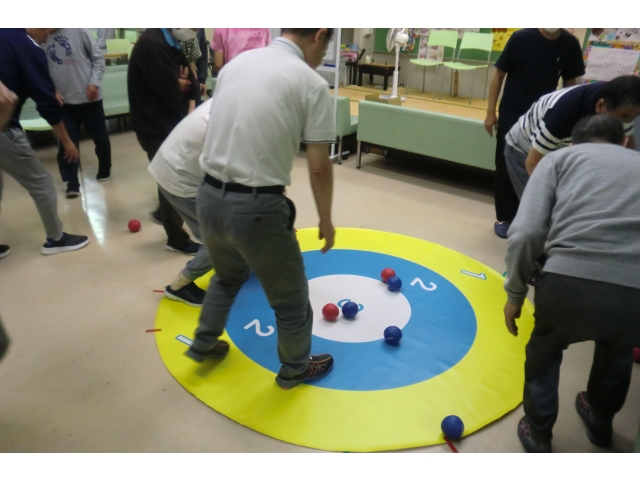 １投目が終了してボールを回収します。