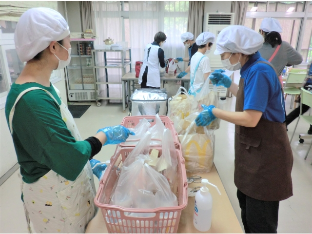 手分けして配ります！