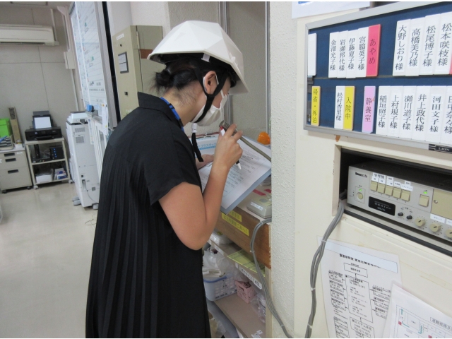 通報連絡班が案内放送をかけます