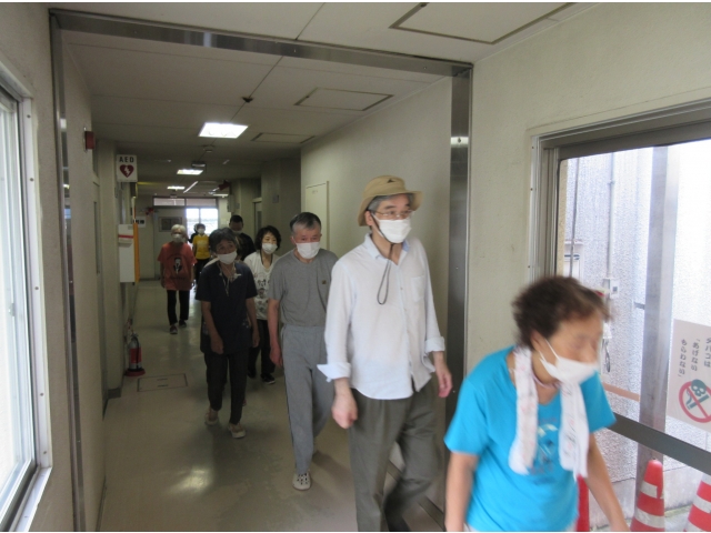 食堂に向かいます