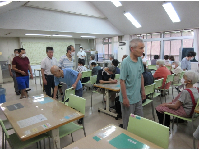 食堂に集まって避難の準備に入ります