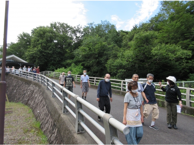 坂を下りて集合場所に向かいます