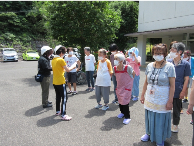 集合した利用者の確認と点呼をおこないます