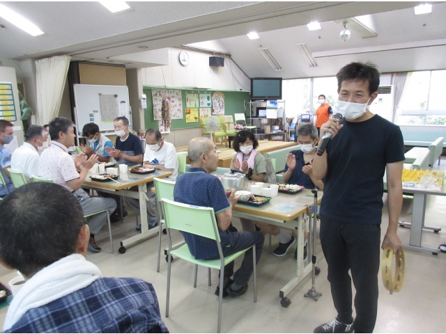 今月は職員から歌のお祝い♪