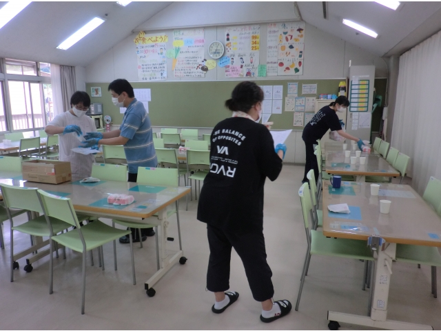 手際よく配ります