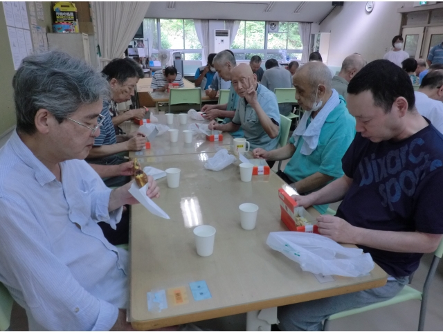 黙々と食べます