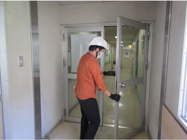 防護安全班が扉を閉めます