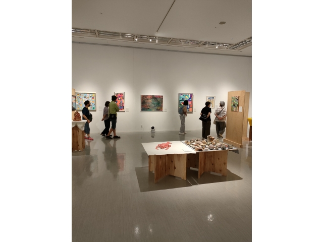 カラフルな絵画がならびます