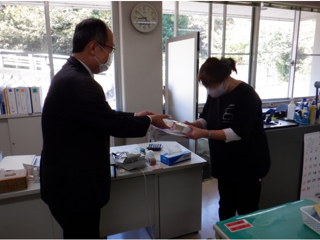 ３名に寮長から渡されました。