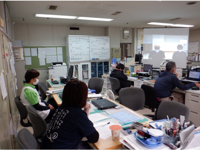 スクリーンに映して