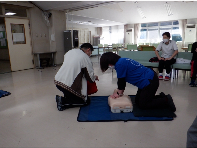 心臓マッサージを２分間続けるだけでもキツイです。