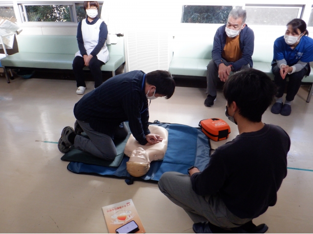心臓マッサージをしています。