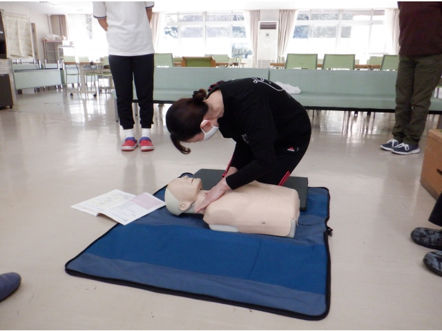 肩をたたきながら呼び掛けています。