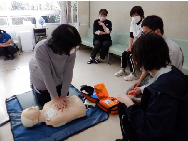 ＡＥＤの装着訓練です。