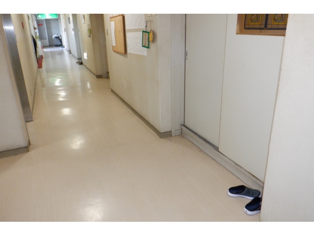 男性トイレに近い居室前廊下です。段差の手前にある履き物にも気をつけてもらっています。