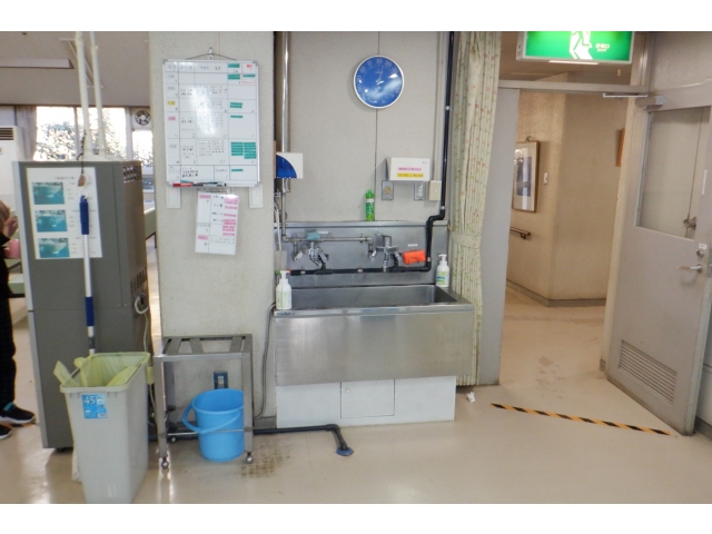 水で床がぬれてすべらないように気をつけてください。