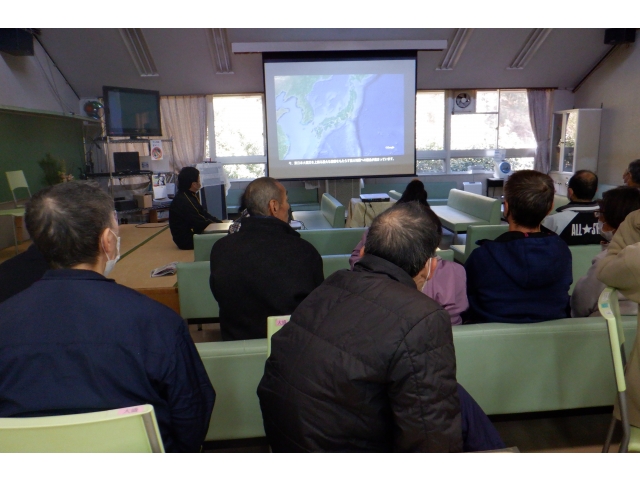 真剣に見つめています。