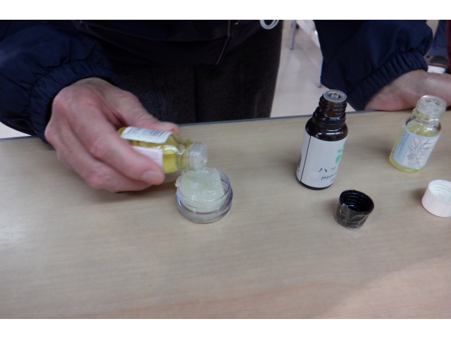 小分けにしたクリームにアロマを垂らします