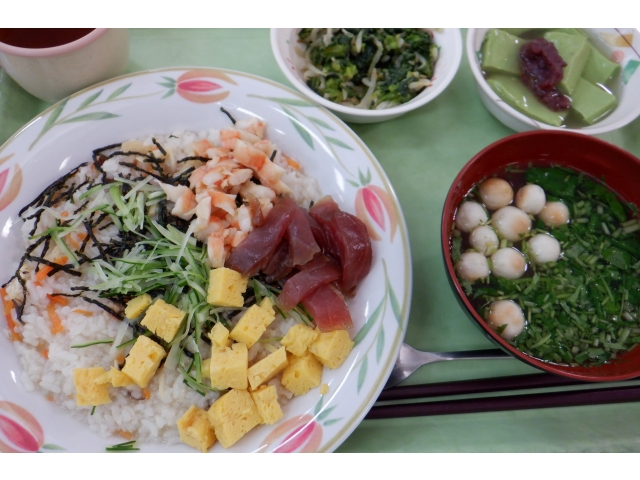 一口大食の方には食べやすいようカットします