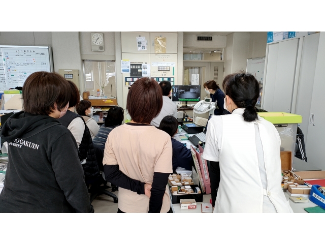 監視カメラのモニターの説明を受けています。