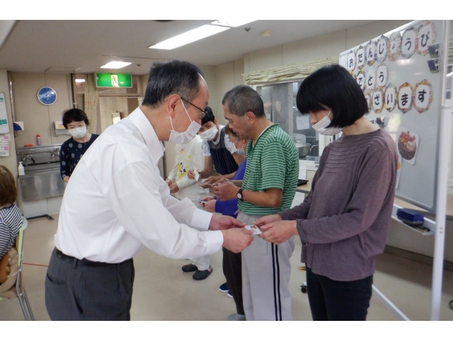 ケーキ券をお渡しします