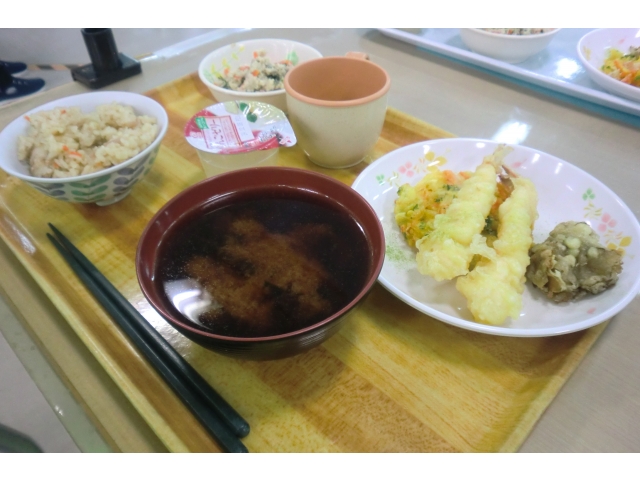 昼食は天ぷら盛り合わせです🦐