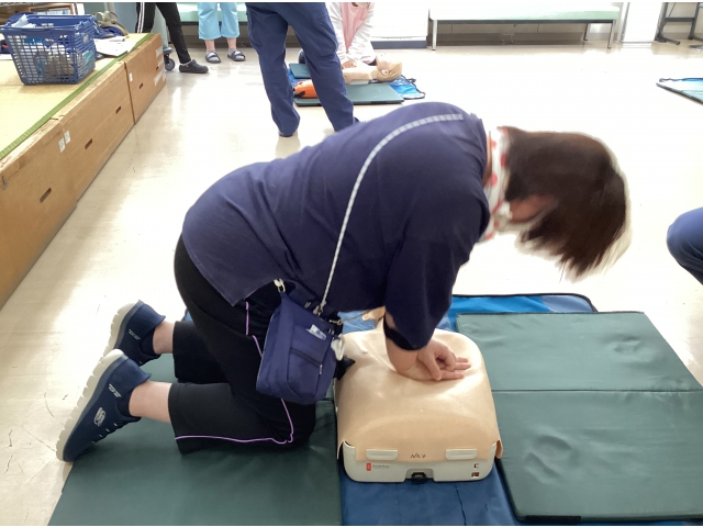 まっすぐに力を入れることで少ない力でも圧迫できます