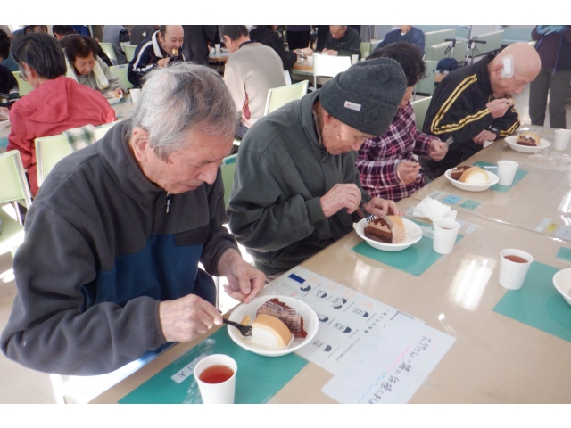 チョコケーキとロールケーキです