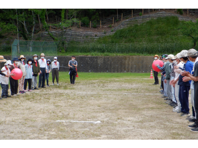 1種目目は、ボール送りリレー♪どちらが早いでしょうか‼　