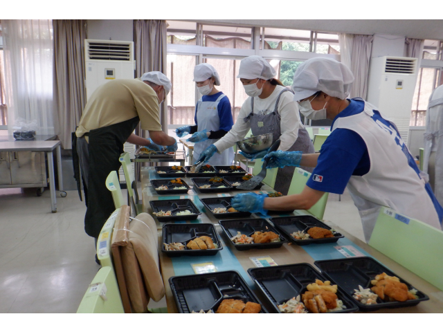 職員で盛り付け