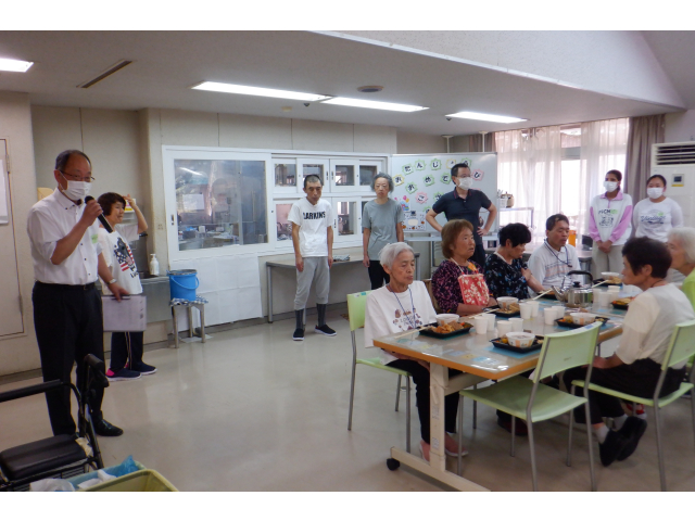 寮長からお祝い