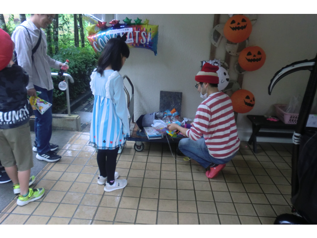 ウォーリーと、ヨーヨー作り体験をしています⭐