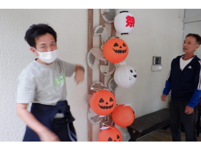 玄関にハローウィンの飾り付けができました⭐