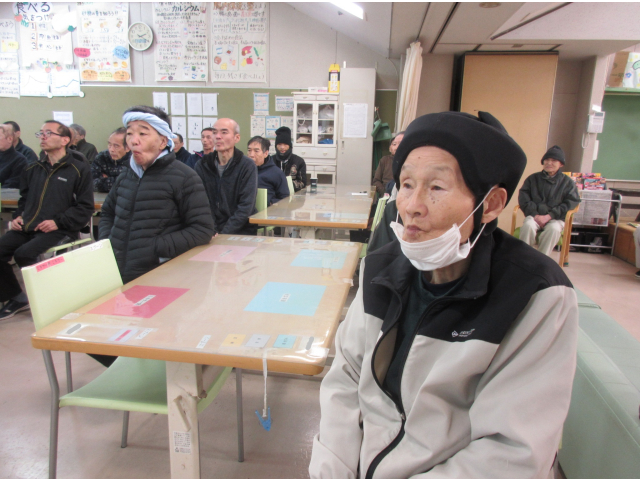 口をすぼめたり